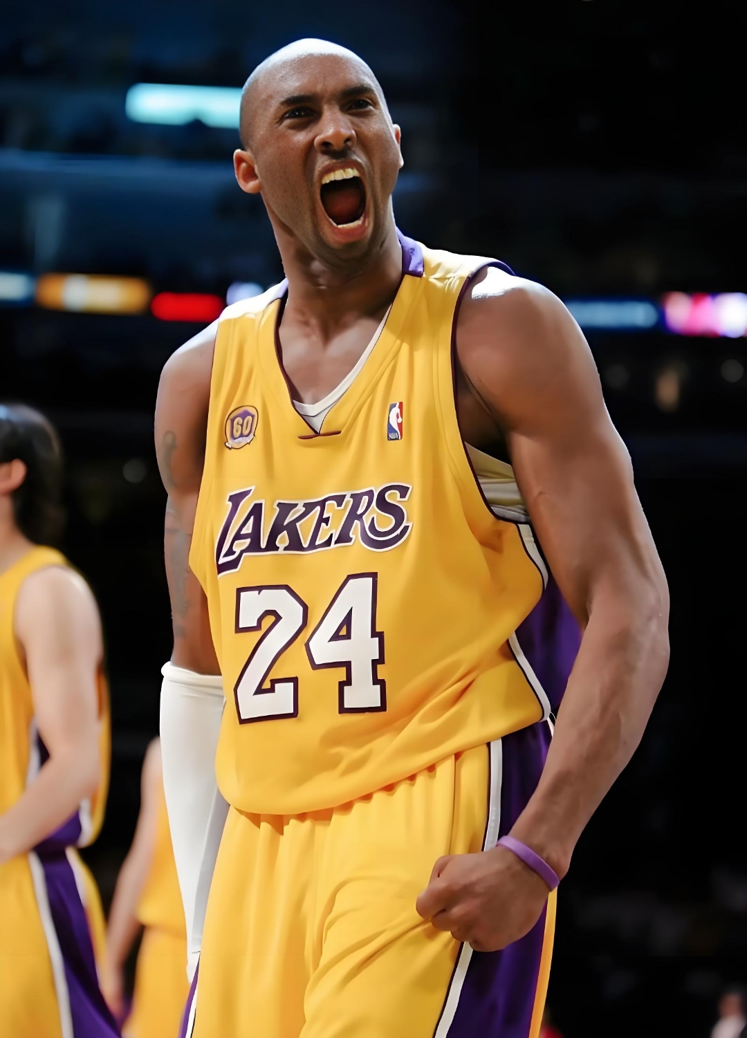 沙特后场长传策动进攻，王大雷及时出击化解.