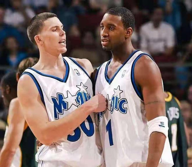 有人指向西 有人指向西